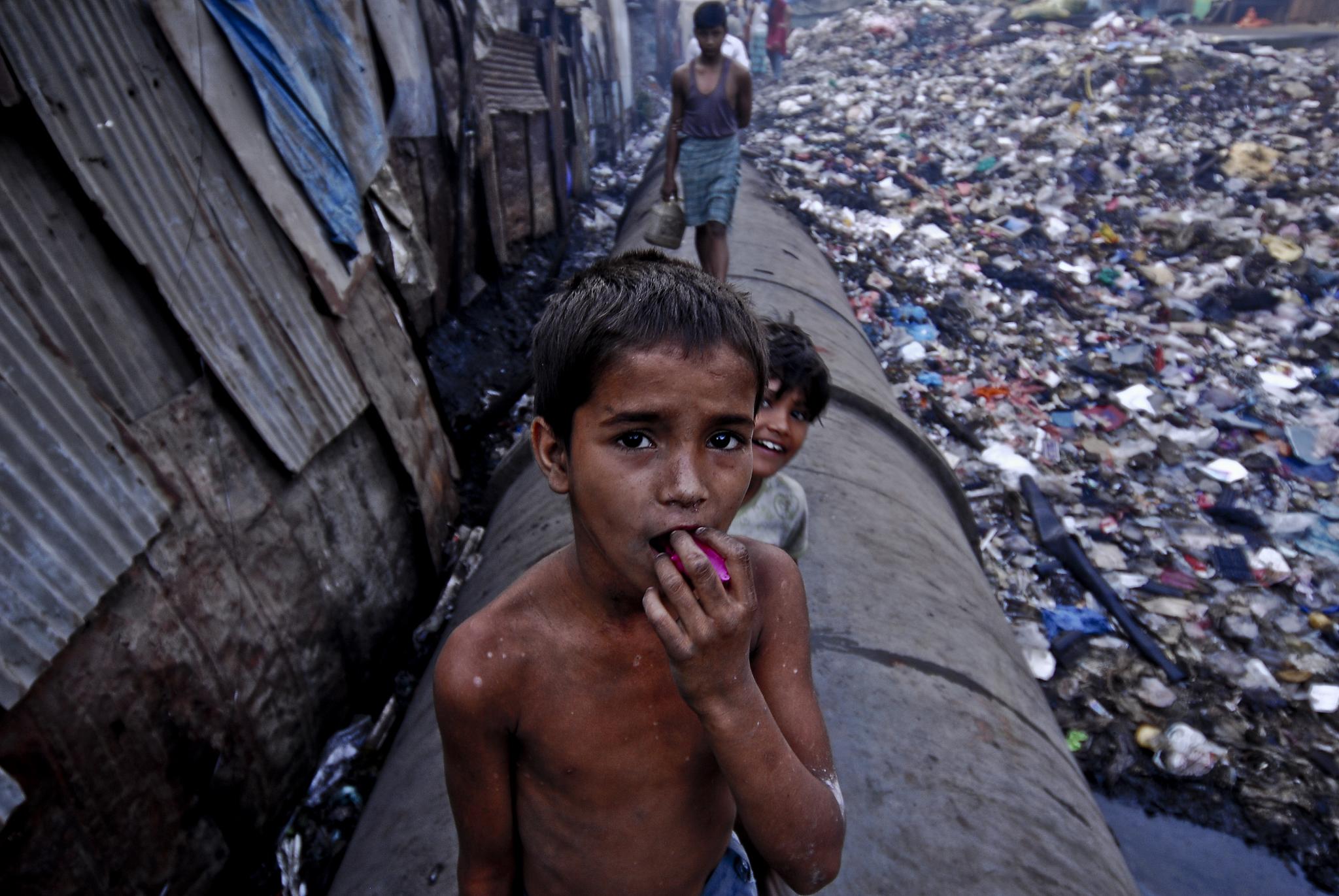 Бедные дети Индии трущобы